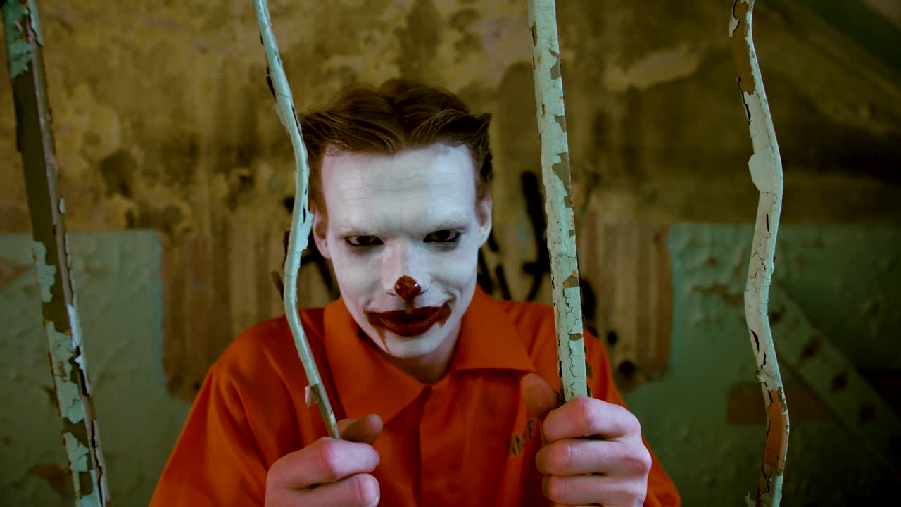 payaso aterrador en una casa abandonada