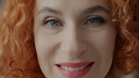 retrato en primer plano de una mujer con el cabello rizado rojo