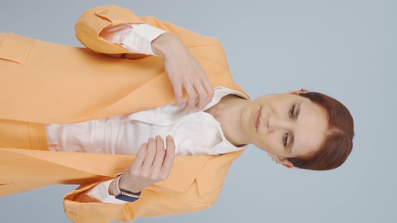 vídeo vertical de una mujer de negocios con picazón.