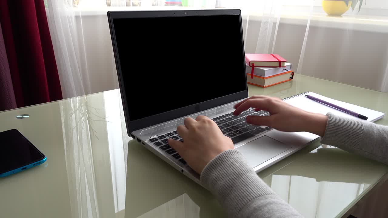 la chica que trabaja en la oficina de casa manos en el teclado. canal alfa incluido. se puede insertar su fondo.