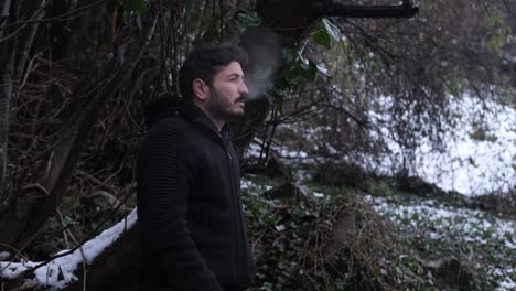 hombre fumando en tiempo de nieve
