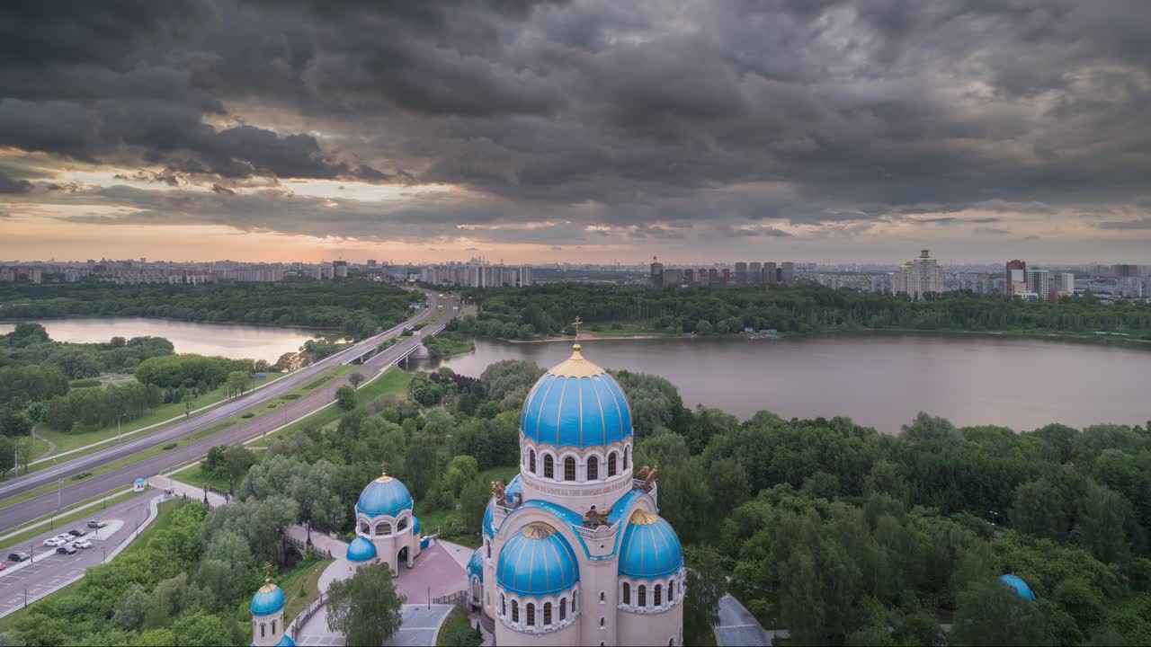 la iglesia de la santa trinidad en orekhovo-borisovo, el lapso de tiempo