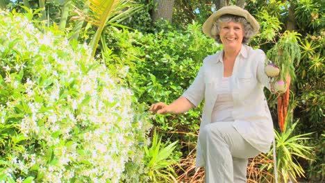 Reife-Frau-Zeigt-Ihre-Gartenprodukte