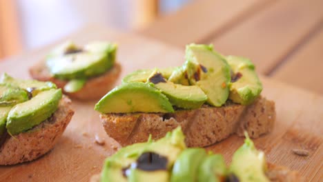 Nahaufnahme-Des-Frühstücks-Sandwich-Mit-Hausgemachtem-Brot-Mit-Geschnittener-Avocado