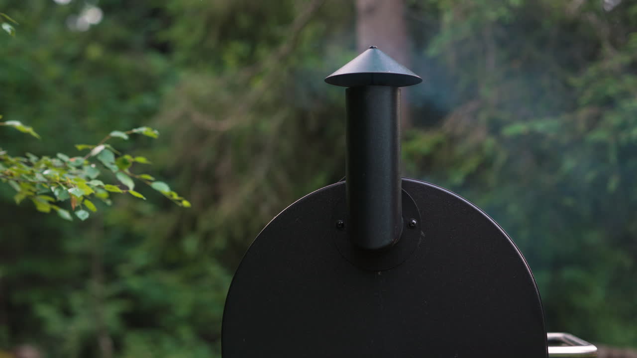 바비큐 흡연자에게서 연기가 흘러나온다