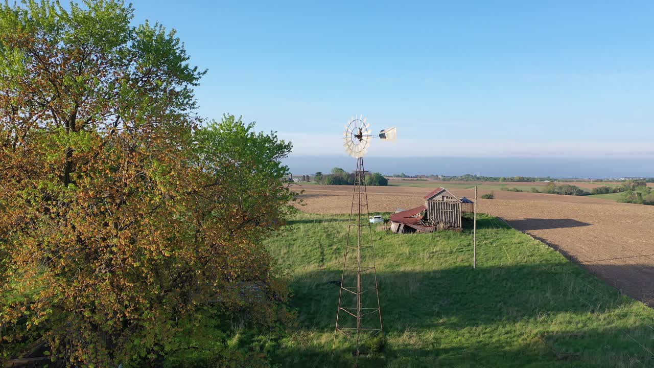 버려진 농장 과 풍차 의 공중 사진