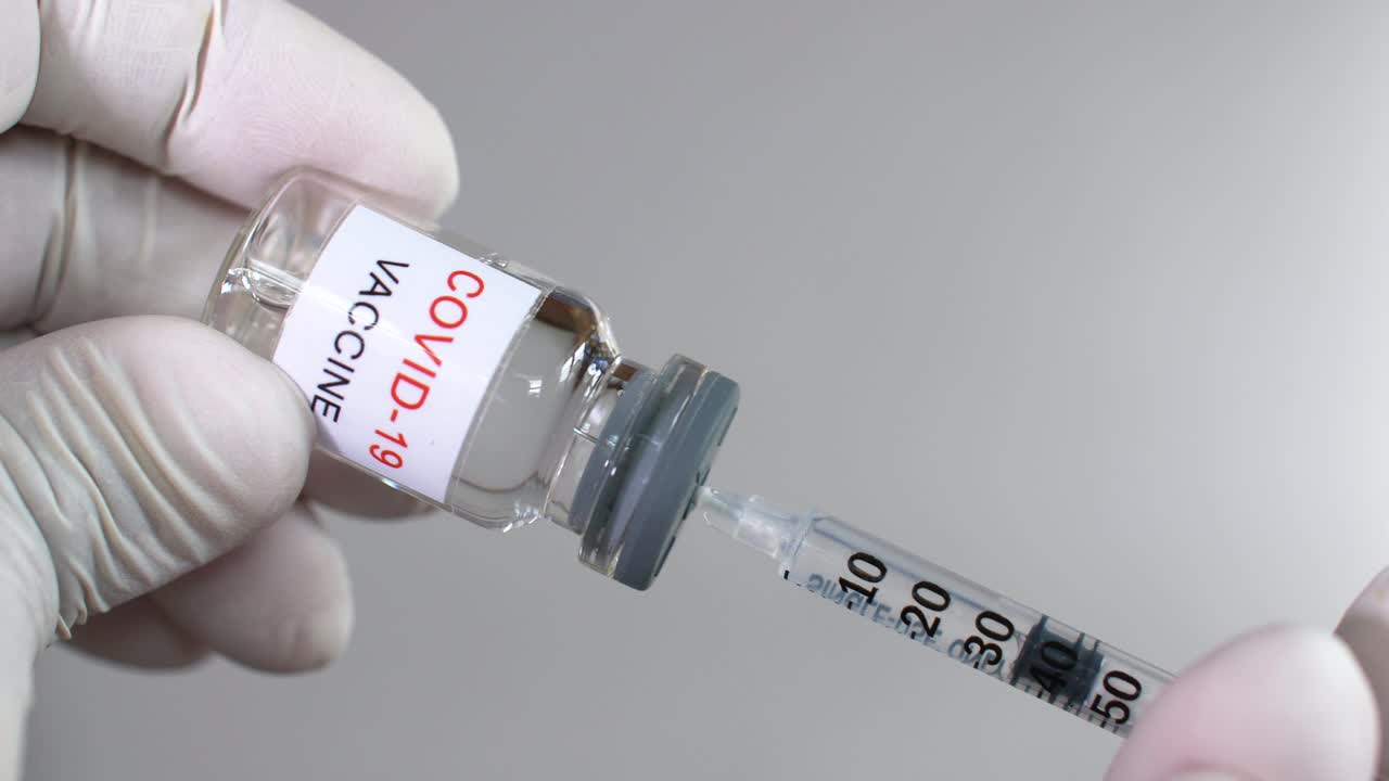 inyección de la vacuna contra la covid-19