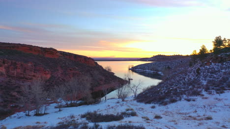 Toma-Aérea-De-Drones-Del-Lago-Molas-En-Colorado,-Estados-Unidos-Con-Montañas-En-El-Fondo-Durante-La-Temporada-De-Invierno-Al-Atardecer