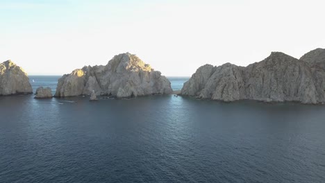 Acantilados-Y-Formaciones-Rocosas-En-El-Extremo-Sur-De-Cabo-San-Lucas,-México