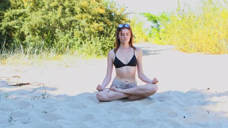 La-Mujer-Meditadora-Está-Sentada-En-Posición-De-Loto-En-La-Playa-De-Arena-En-El-Día-De-Verano