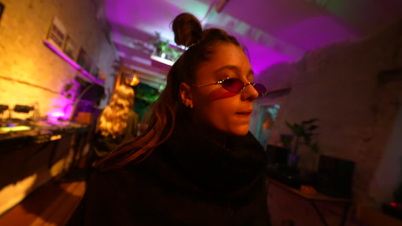 una mujer joven disfrutando de la música en un club.