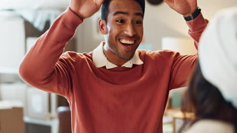 Fröhliches,-Kleines-Unternehmen-Und-Leute,-Die-High-Five-Haben