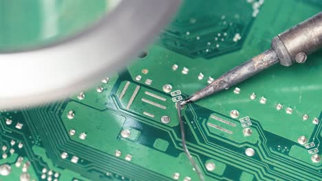 pin de circuito de soldadura técnico en placa electrónica, reparación de computadoras