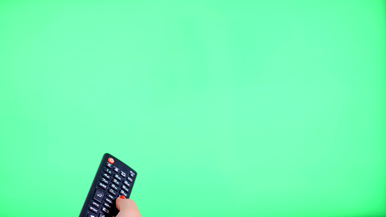 녹색 화면의 tv에 대항하여 리모컨을 사용하는 여성, 시점 4k