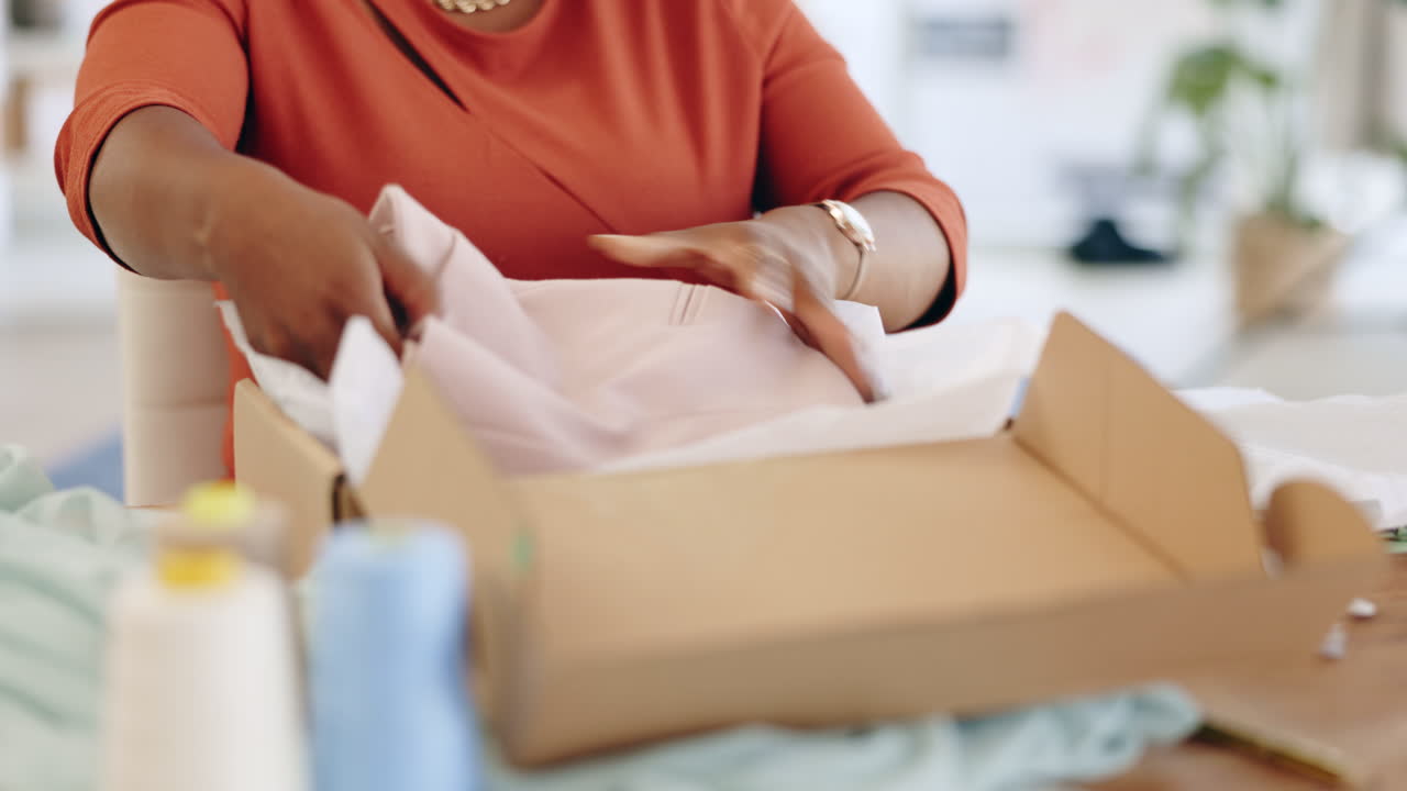 mujer, manos y logística en la moda para pequeños