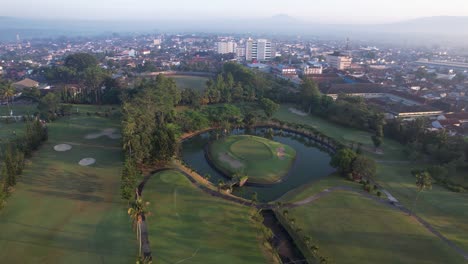 Vista-Aérea-Matutina-Del-Campo-De-Golf