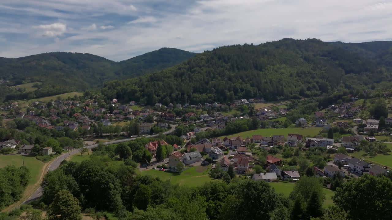 독일의 시골 도로와 집의 공중 촬영