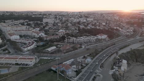 Antena-Panorámica-Que-Establece-Una-Visión-General-De-La-Ciudad-De-Lisboa,-Portugal,-Al-Atardecer