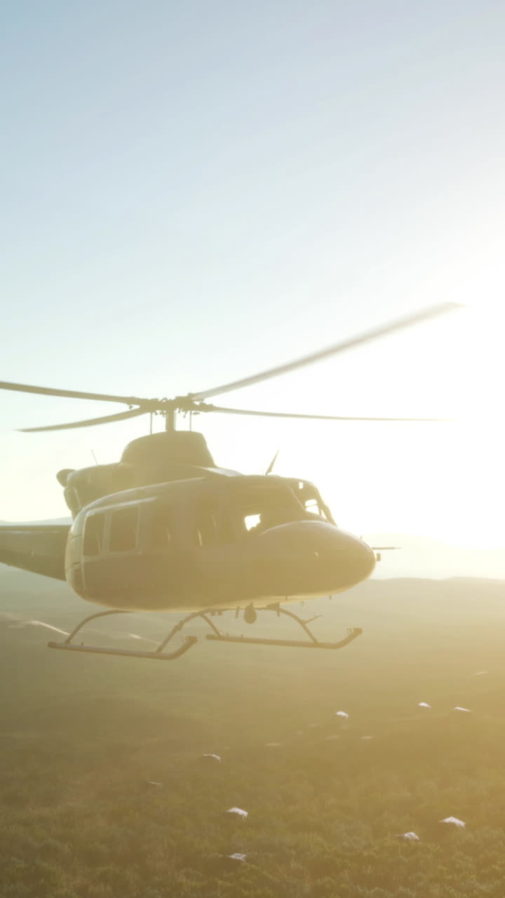 helicóptero volando a través de la puesta del sol