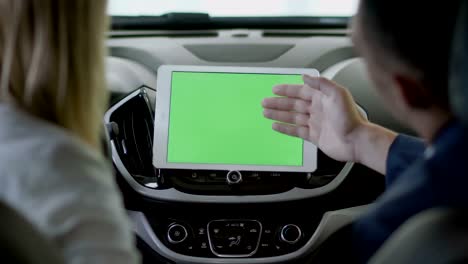 el gerente muestra la información en la tableta sobre el auto al cliente