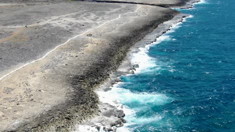 Costa-Del-Parque-Nacional-Shete-Boka,-Curacao,-Con-Fuertes-Olas-Rompiendo,-Vista-Aérea