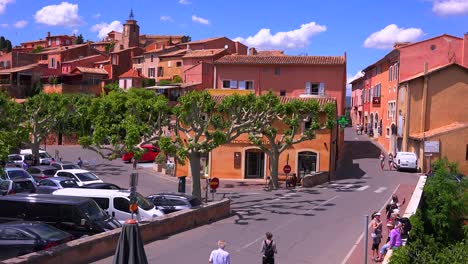 La-Pintoresca-Ciudad-Francesa-De-La-Colina-De-Rosellón,-Francia,-Con-Sus-Coloridos-Edificios,-Es-Un-Punto-Culminante-De-La-Provenza.