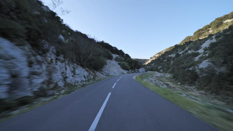 Carretera-Asfaltada-Que-Pasa-Hacia-Pequeñas-Montañas-Y-Bosques-En-Francia.