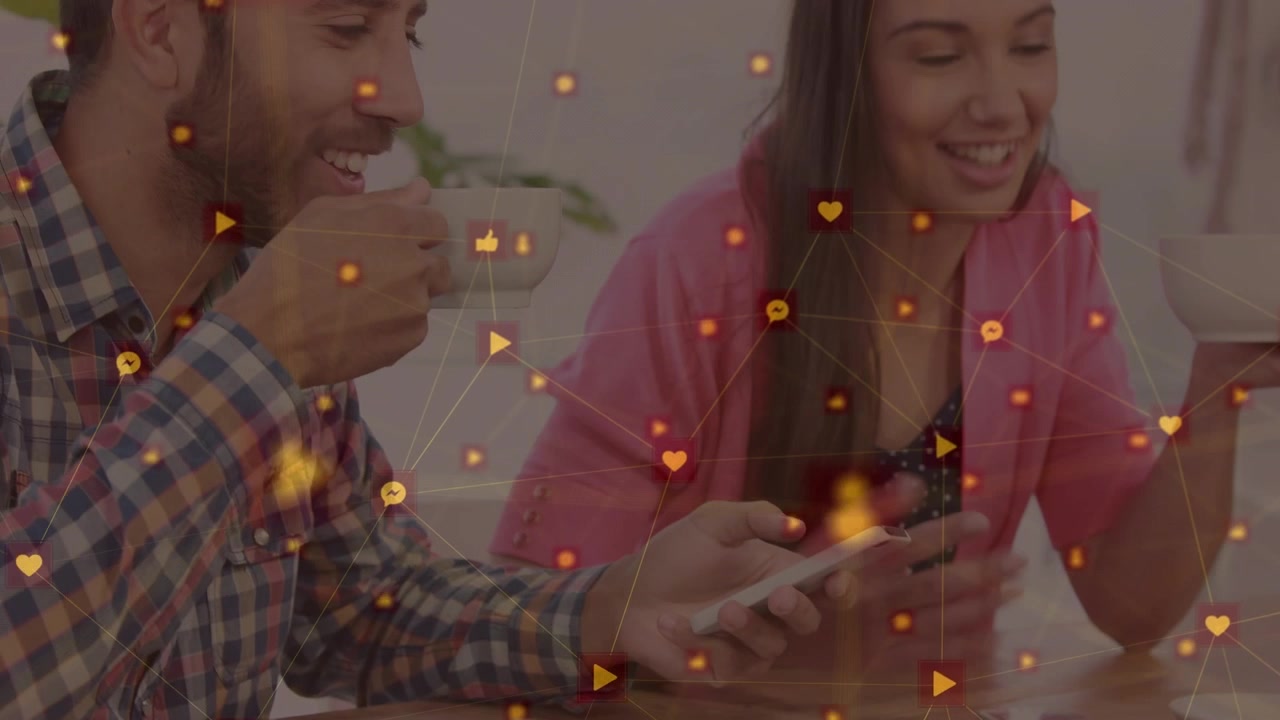 Pareja joven usando un smartphone y bebiendo café con gráficos de redes sociales