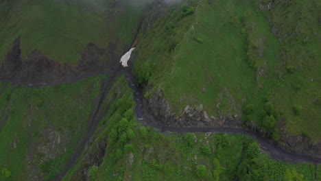 Toma-De-Drone-Del-Camino-A-Tusheti-En-El-Paso-Abano-En-Georgia