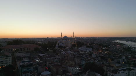 Beautiful-City-Landscape-with-Suleymaniye-Mosque-in-Istanbul,-Turkey---Aerial