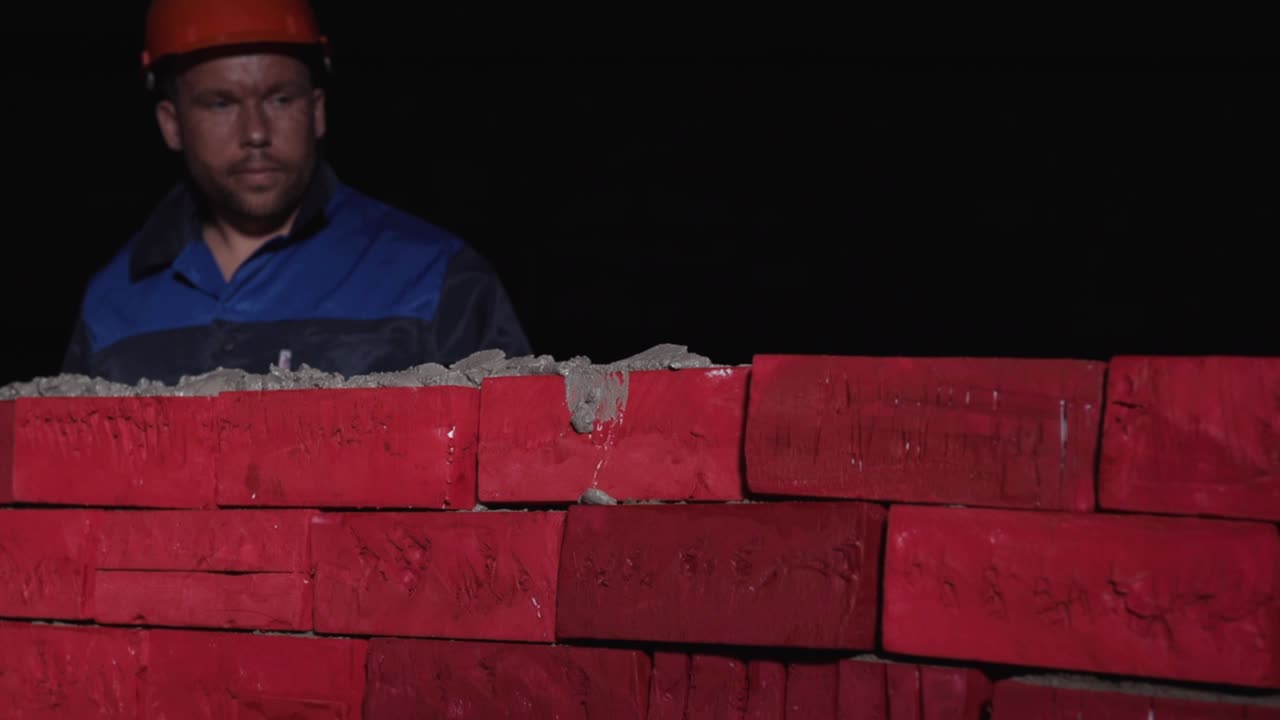 construcción de ladrillo nocturna