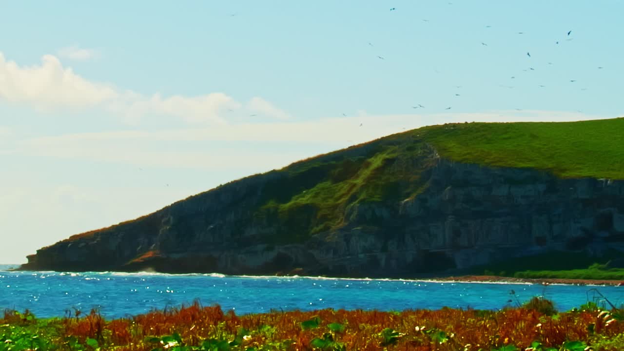 Paisagem estática das colinas ondulantes das ilhas do Arquipélago de Abrolhos, ao longo do Oceano Atlântico