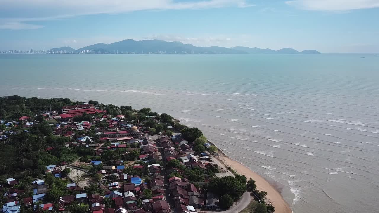 vuela sobre el pueblo de kuala muda con el fondo del mar y la isla de penang.