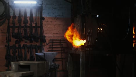 herrero forjando metal en un taller