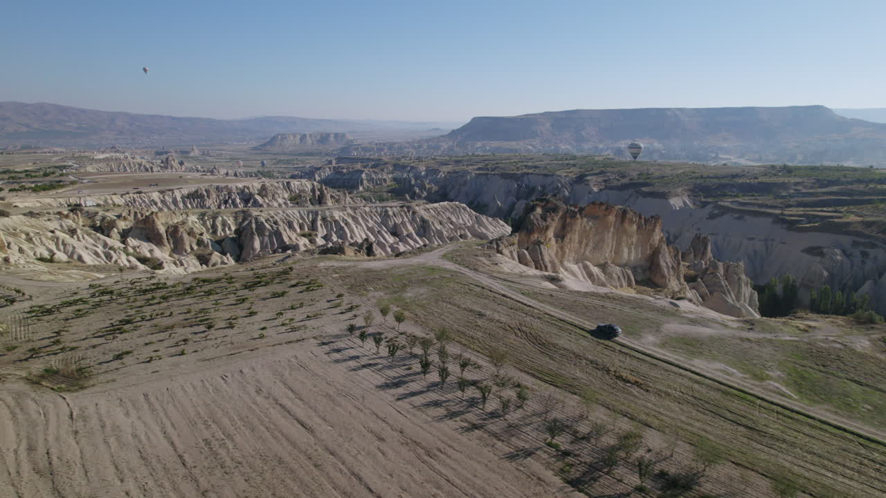globos aerostáticos de capadocia volando sobre las colinas durante la puesta de sol