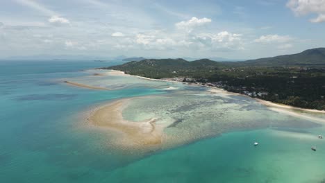 arrecife de coral azul turquesa isla en la costa tropical, ecosistema marino hábitat natural especies protegidas