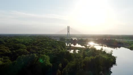 Toma-Aérea-Del-Río-Odra-Con-Un-Gran-Puente-De-Cable-Visible-Al-Fondo