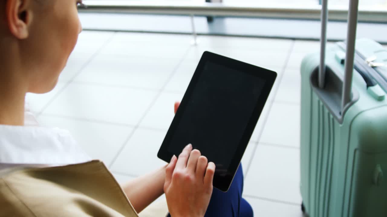 디지털 태블릿을 사용하는 아름다운 여성