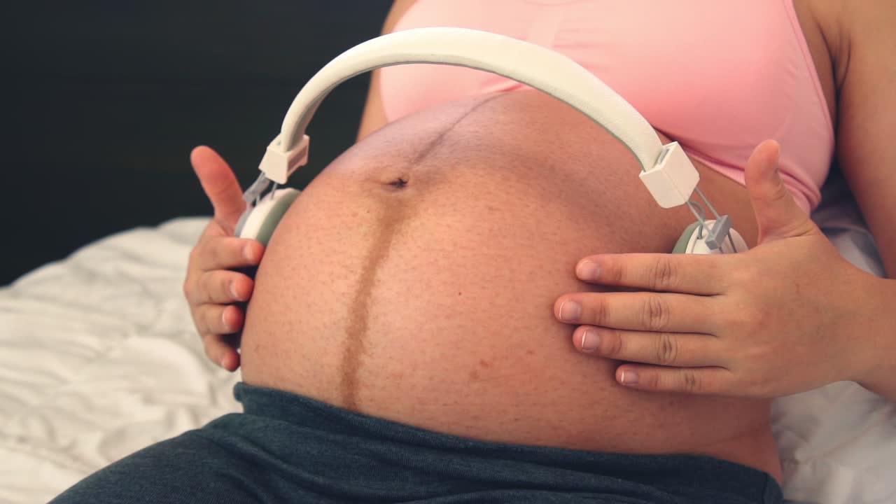 Donna incinta felice in attesa del bambino a casa