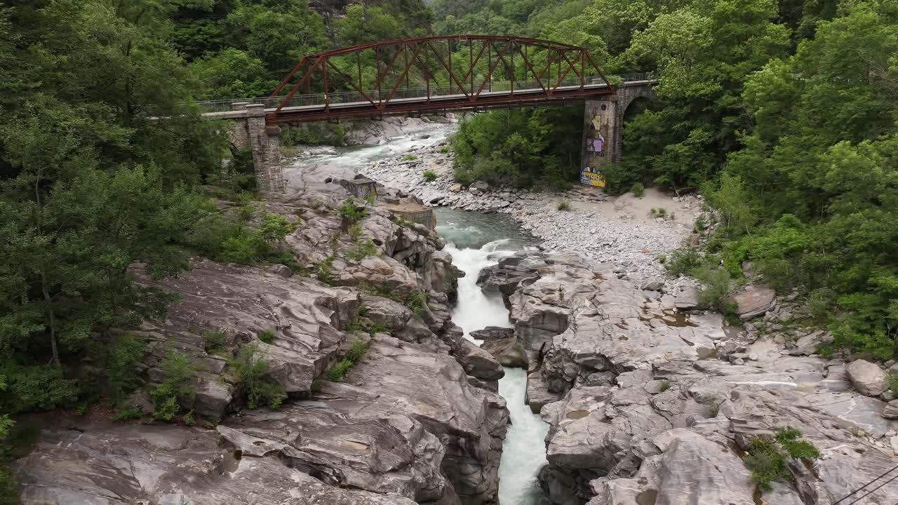 vista aérea de un puente que atraviesa un río montañoso en maggiatal vallemaggia, tessin, suiza