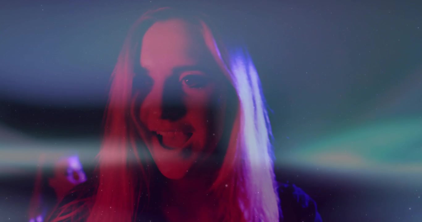 Segnale luminoso che avvia una cantante che si esibisce e gira la testa, con gel colorati che creano un ampio bagliore.