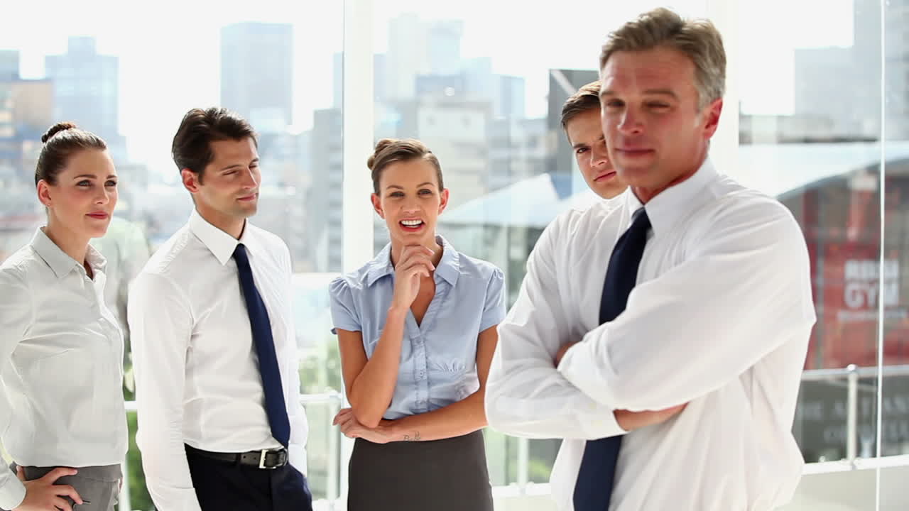 hombre de negocios hablando con sus colegas