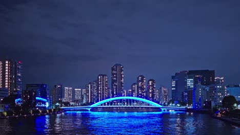 Luz-Nocturna-Tokio,-Tsukuda,-Rascacielos-Toyosu-Y-Puente-Eitai-El-Río-Sumida-Yakatabune,-Barco-De-Recreo