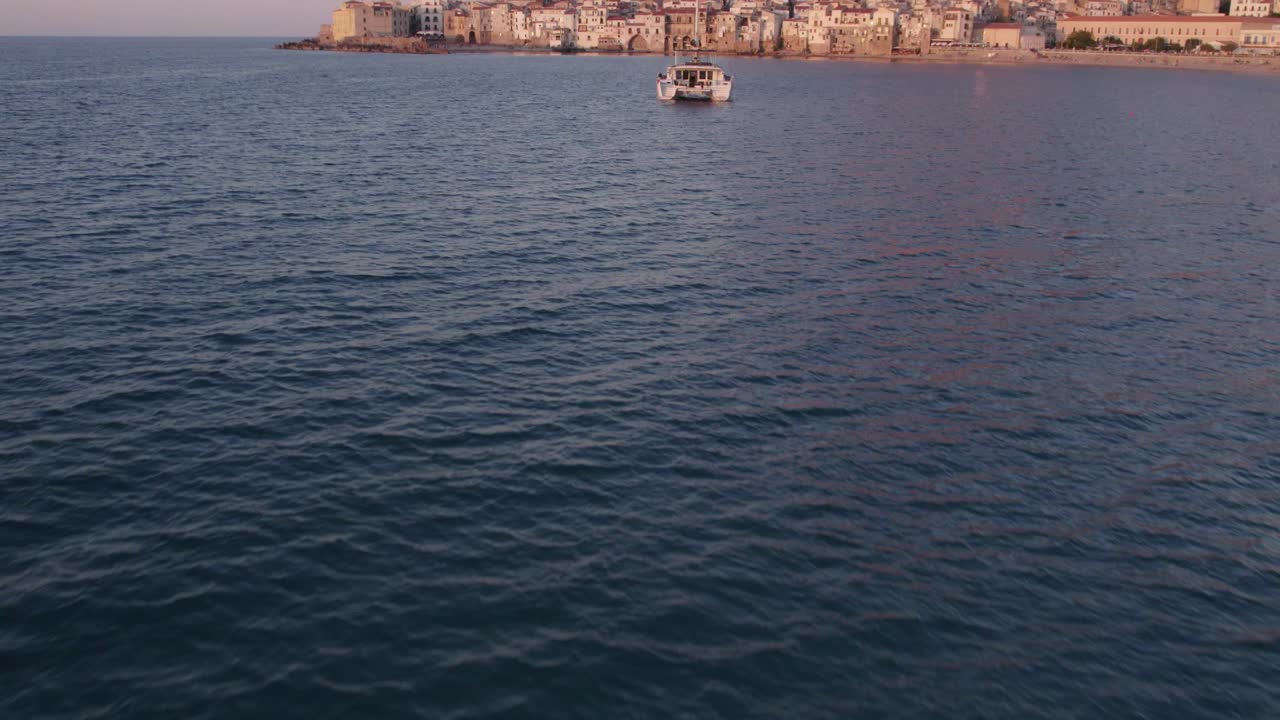 vista aérea de la ciudad medieval de cefalu durante el verano al atardecer, sicilia, italia