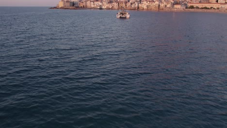 Vista-Aérea-De-La-Ciudad-Medieval-De-Cefalu-Durante-El-Verano-Al-Atardecer,-Sicilia,-Italia