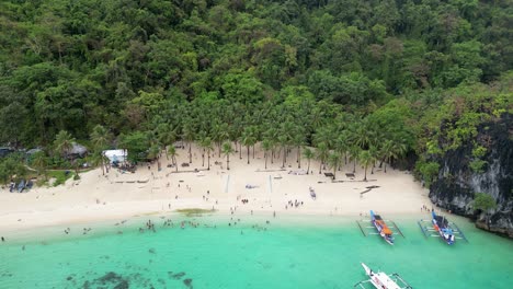 playa de una isla tropical con palmeras y palawan elnido canoas, avión no tripulado