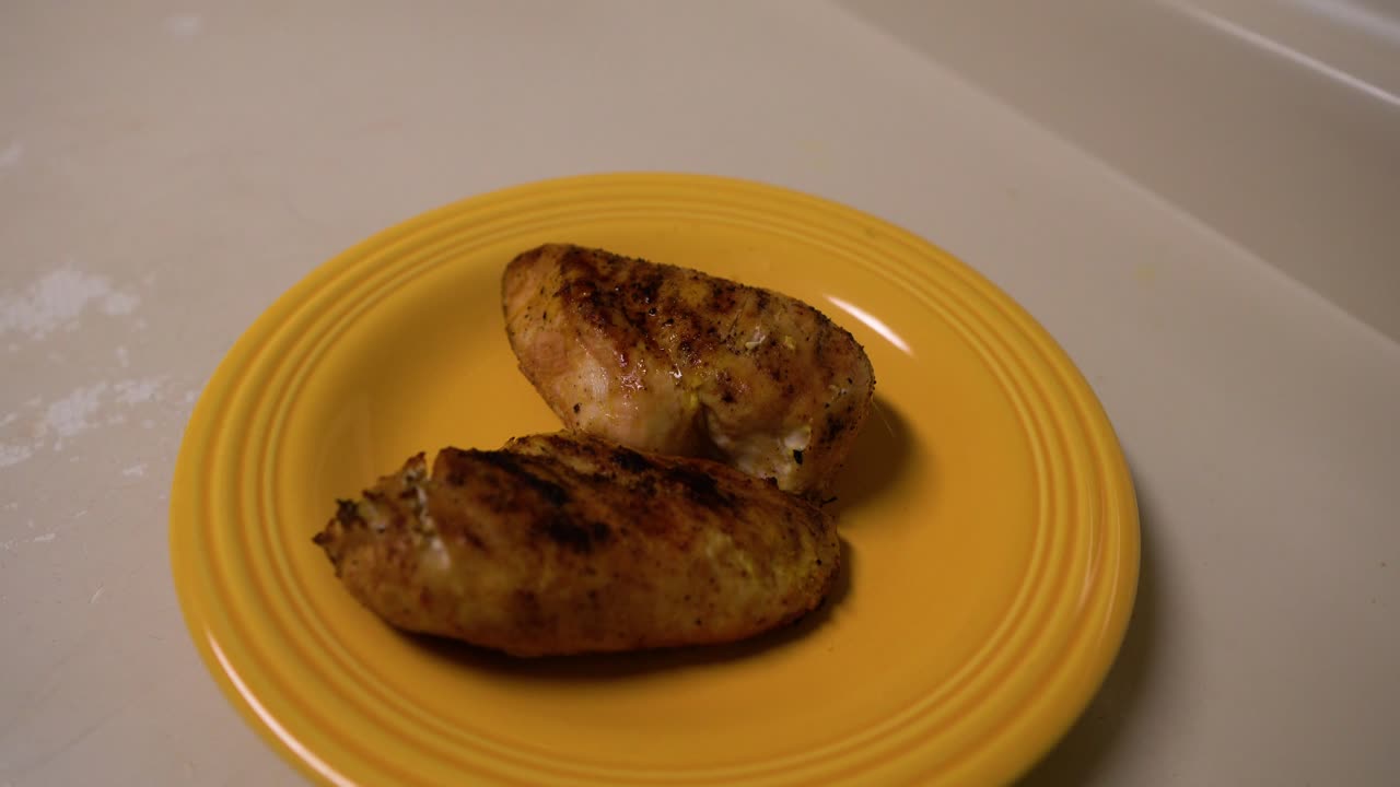 pollo cocinado a la parrilla servido en un plato