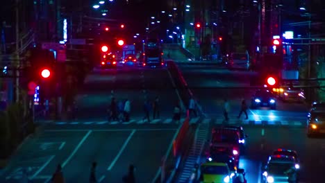 un lapso de tiempo nocturno del atasco de tráfico en la calle del centro de tokio.
