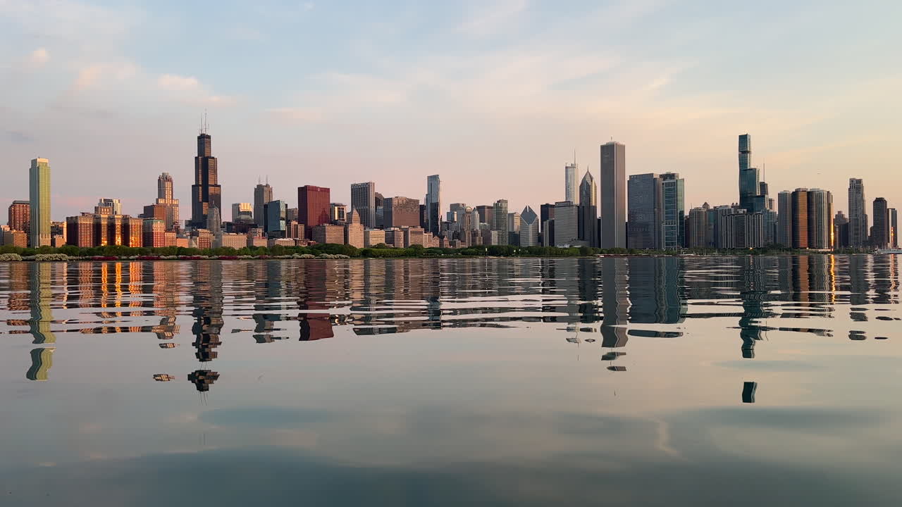 시카고 스카이라인과 5월 일출 직후 꽤 잔잔한 미시간 호수에 반사