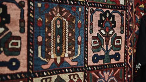 alfombra persa tejida a mano de colores con motivos florales